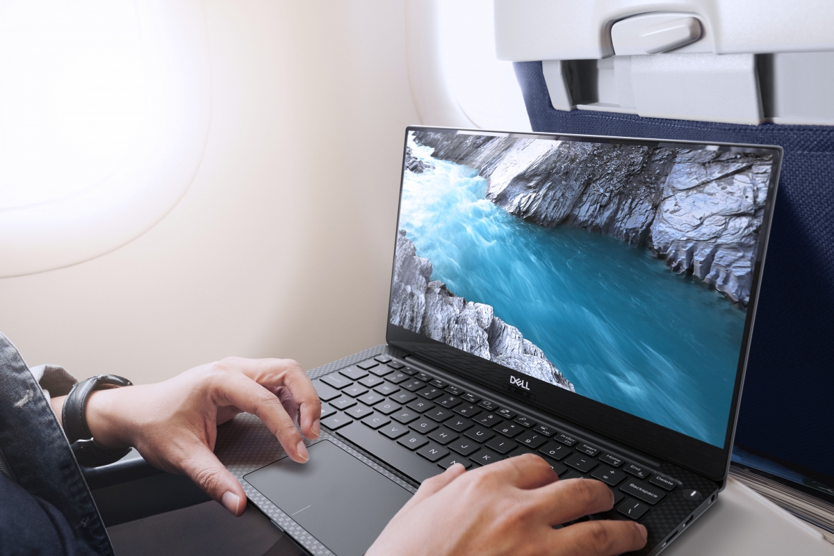 Dell XPS 9370 cũng có nhược điểm là camera đặt cạnh dưới màn hình, do đó, sẽ hơi khó chịu khi chúng ta thực hiện live-chat