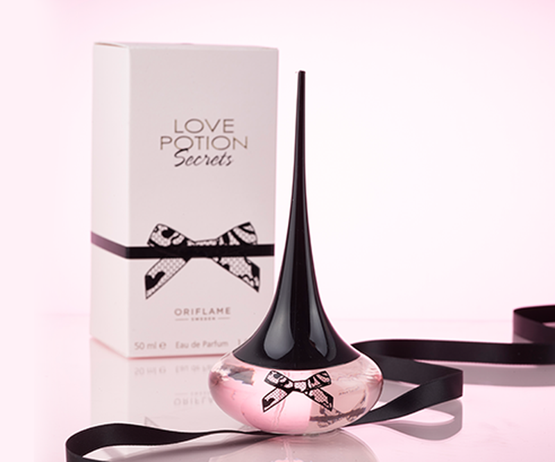 Oriflame Love Potion Secrets  có thiết kế hiện đại và thanh lịch.