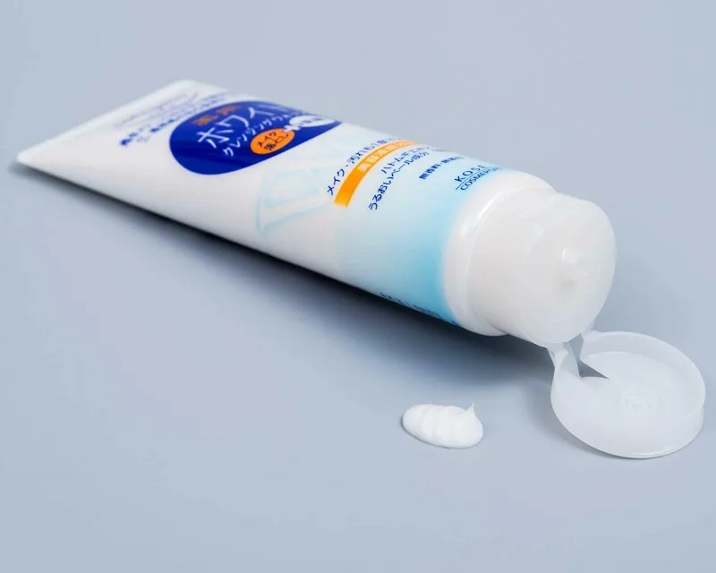 ose Softymo White Cleansing Wash có vỏ tuýp màu xanh nước biển