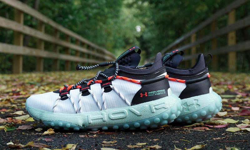 giay Under Armour HOVR co dat khong
