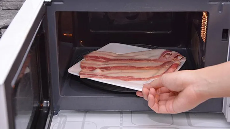 Dùng lò vi sóng để rã đông thịt cá