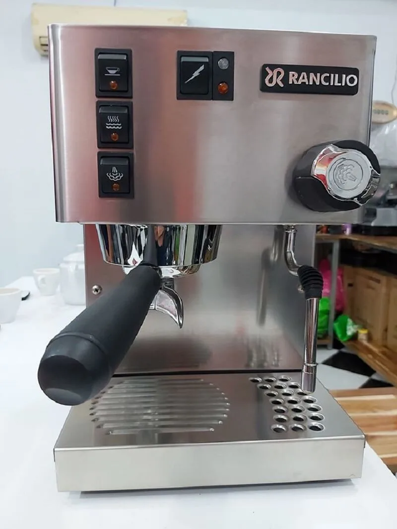 Máy sở hữu công suất lớn giúp việc pha cà phê nhàn rỗi hơn