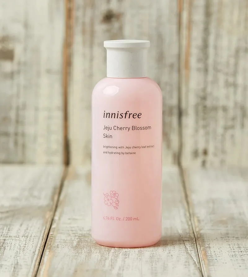 Innisfree Jeju Cherry Blossom Skin thuộc top các sản phẩm nước hoa hồng cho da khô