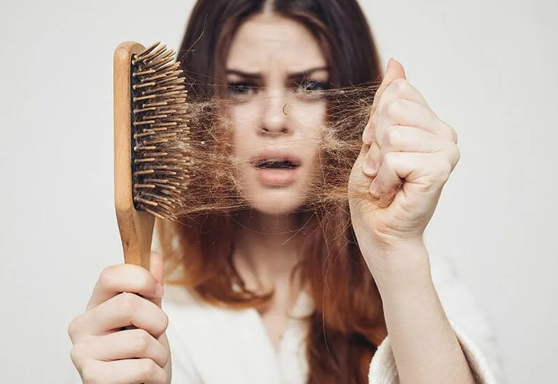 Chăm sóc tóc không đúng cách rất dễ bị gãy rụng