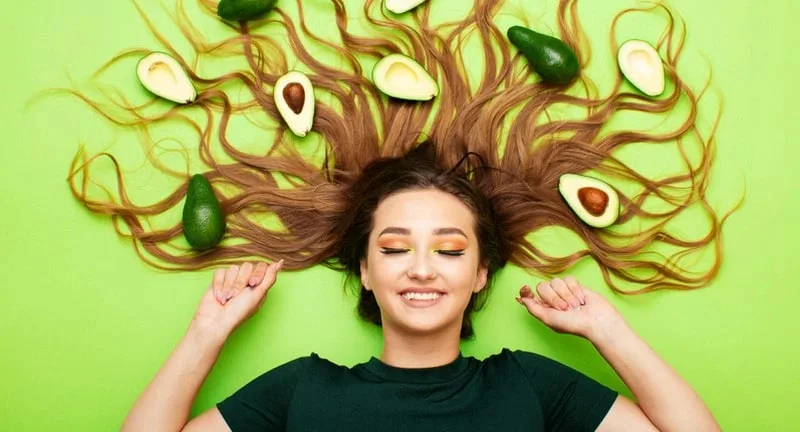 Ủ tóc với mặt nạ bơ