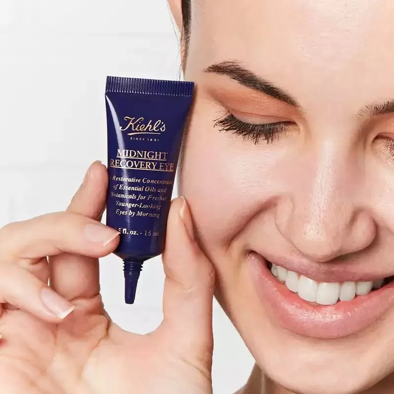 Kiehl’s Midnight Recovery Eye lại giúp ngăn ngừa mắt thâm quầng