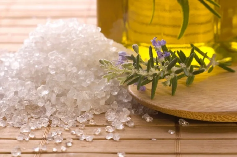 Kết hợp dầu oliu cùng muối biển không chỉ giúp làm sạch lớp da chết mà còn cấp ẩm