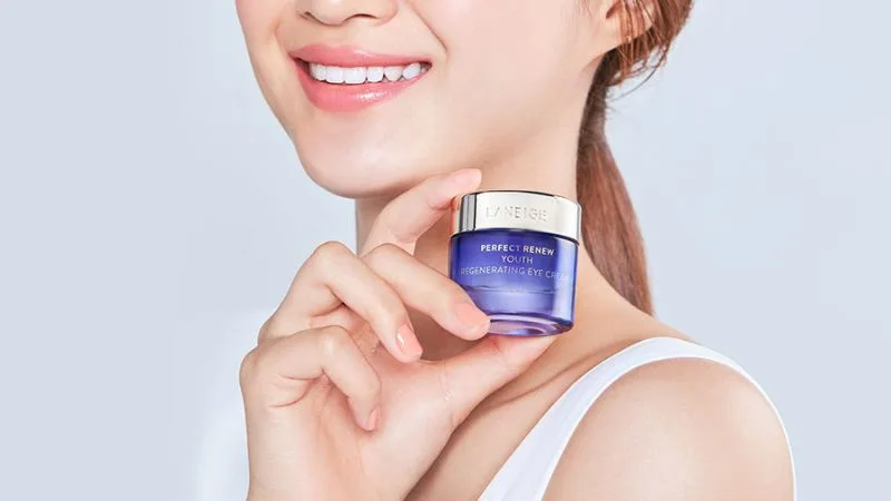 Nên bôi kem dưỡng mắt vào ban đêm
