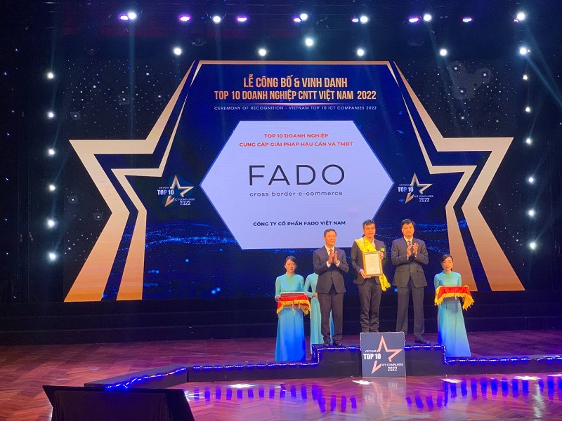 Mr. PHẠM THÁI HÒA - Giám đốc FADO TECH và đại diện Ban TGĐ FADO GROUP vinh dự nhận được giải thưởng