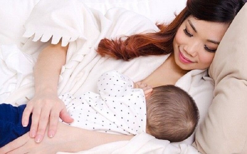 Cho con bú sữa đúng tư thế