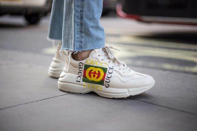 Mix giày Gucci Rhyton nữ với quần jeans