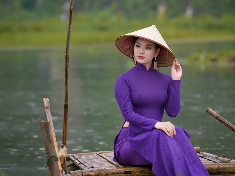 Áo dài tím quần tím là cách phối màu cơ bản nhưng tinh tế