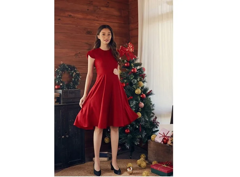 Những chiếc váy liền thân màu sắc sặc sỡ phù hợp cho dịp Noel