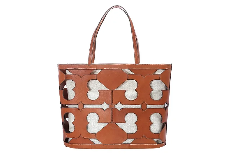 Túi xách Classic Cuoio Cutout Logo Leather Tote vô cùng tinh tế và thanh lịch