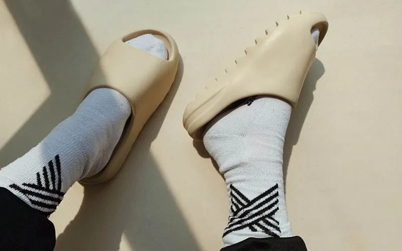 Ưu tiên size lớn hơn khi chọn size dép Yeezy Slide