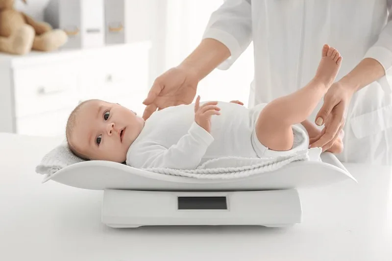 Cần đo cân nặng cho bé chuẩn để lựa chọn size quần áo phù hợp
