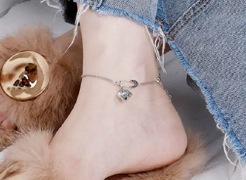 Đeo lắc chân bên phải mang ý nghĩa rất tốt về mặt phong thủy và tâm linh