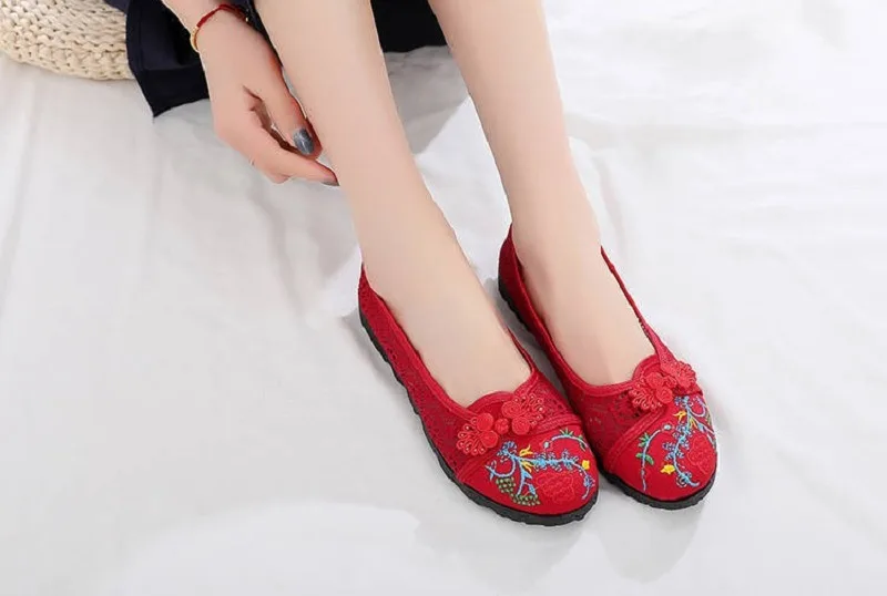 Giày vải thêu hoa là mẫu giày truyền thống khi đi với sườn xám