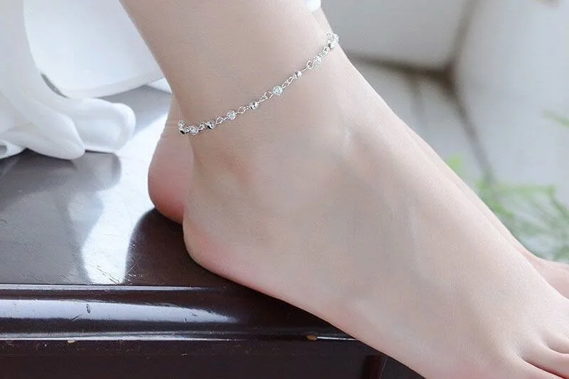 Theo phong thủy, đeo lắc chân sẽ đem lại may mắn và tài lộc