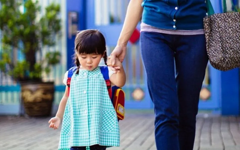 STT con gái đi học mầm non cực đáng yêu và hài hước
