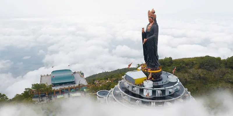 Núi Bà Đen là một biểu tượng nổi tiếng của Tây Ninh