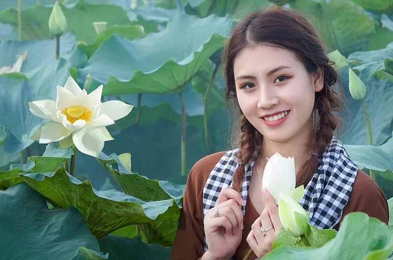 Tóc tết hai bên trẻ trung khi kết hợp với áo bà ba