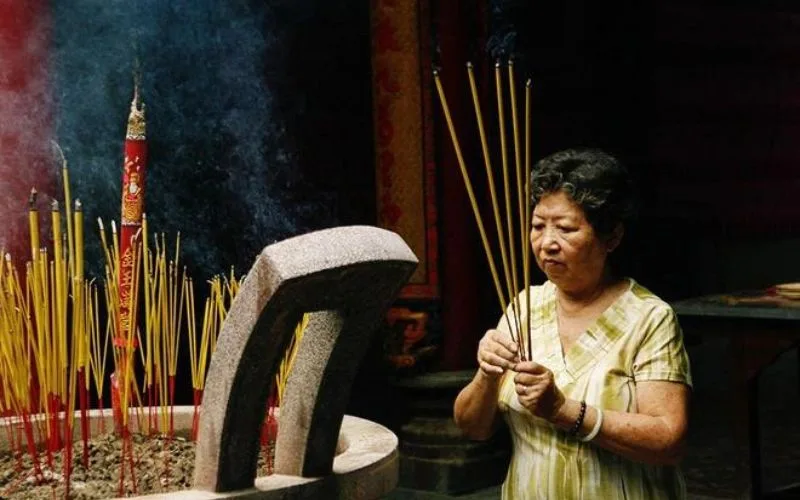 Bài khấn thắp hương mùng 1 hàng tháng tại nhà chuẩn nhất 2024