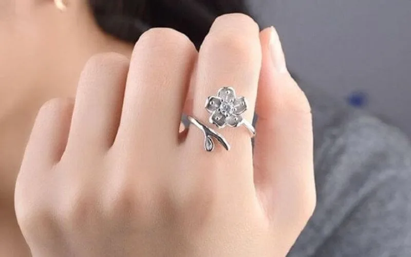 6 mẫu nhẫn vàng đeo ngón trỏ nữ phù hợp nhất? Đeo bên nào hút tài lộc?