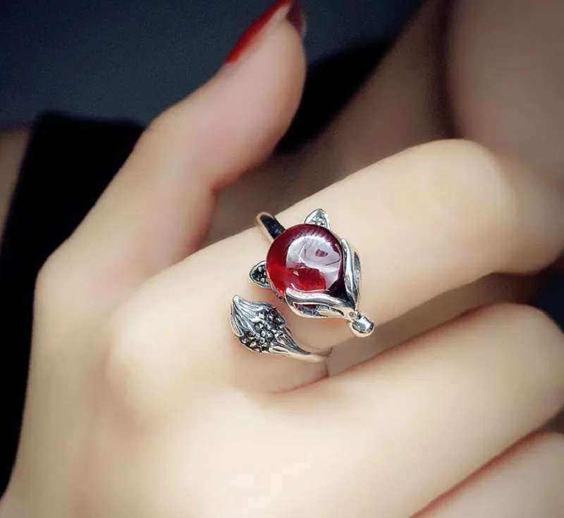 Nữ nên đeo nhẫn hồ ly tay nào?
