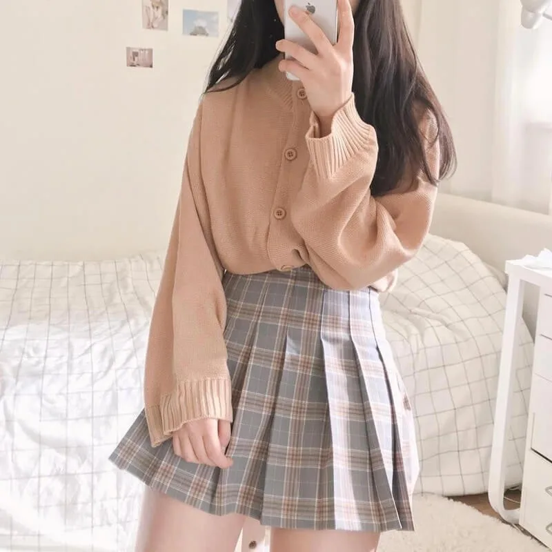 Kết hợp váy xếp ly ngắn với áo cardigan