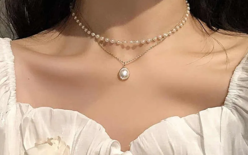 7 cách phối đồ với vòng cổ ngọc trai không bị già