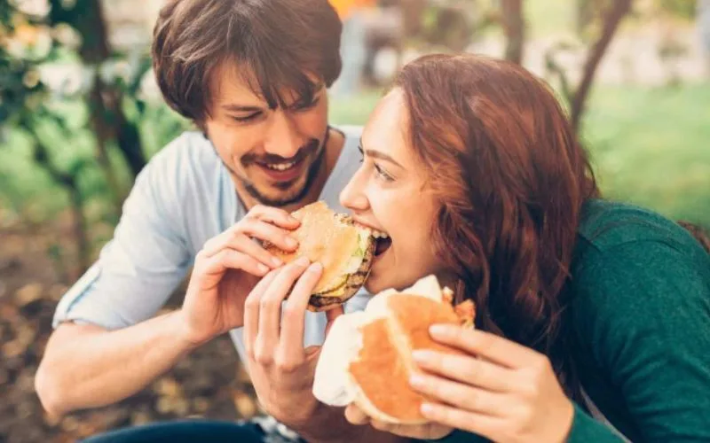 79+ STT ngôn tình hài hước khó đỡ ngắn gọn khiến ta cười xỉu