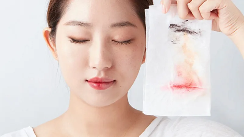 Khăn giấy ướt tẩy trang có tốt không? Lưu ý quan trọng khi sử dụng