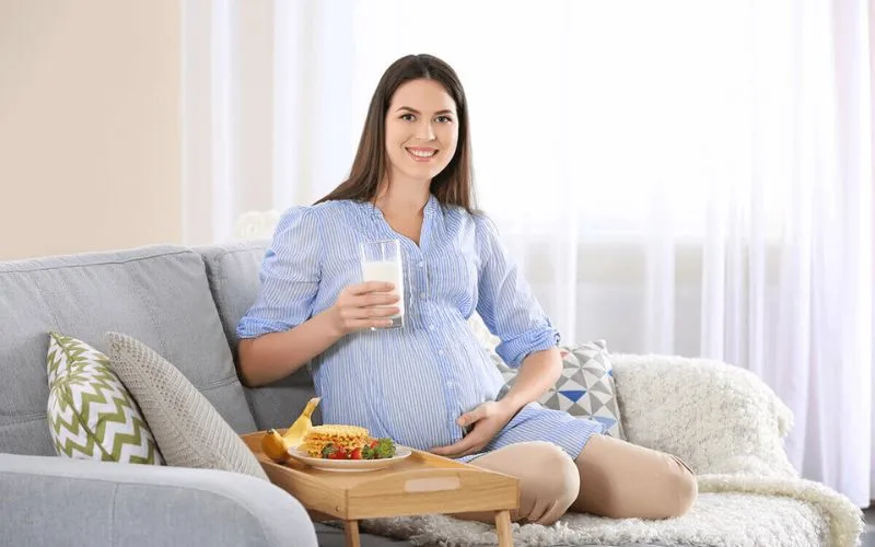 Mẹ bầu uống sữa tươi không đường vào lúc nào? uống từ tháng thứ mấy?