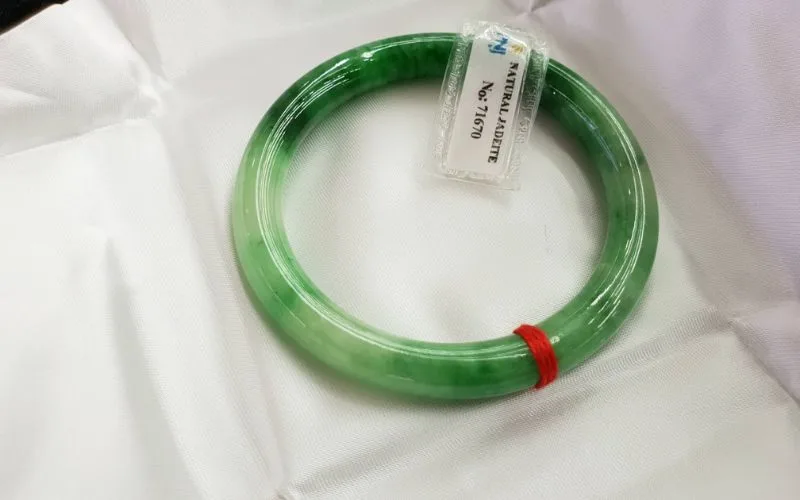 Nên đeo vòng cẩm thạch tay nào? Những điều cấm kỵ khi đeo vòng cẩm thạch