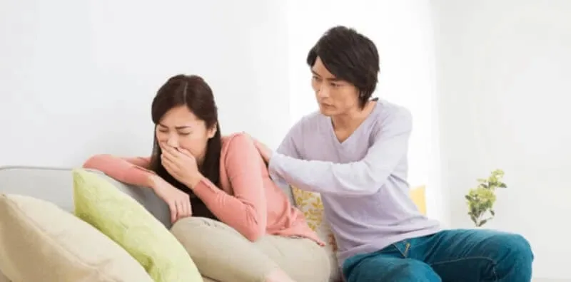 Mẹ bầu bước qua người chồng mấy lần để hết nghén?