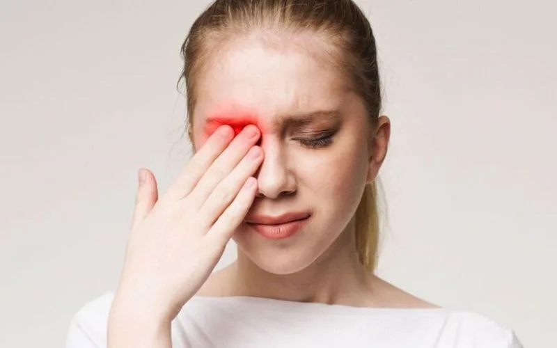 Sáng ngủ dậy bị sưng một bên mắt có sao không? nên kiêng ăn thực phẩm nào?