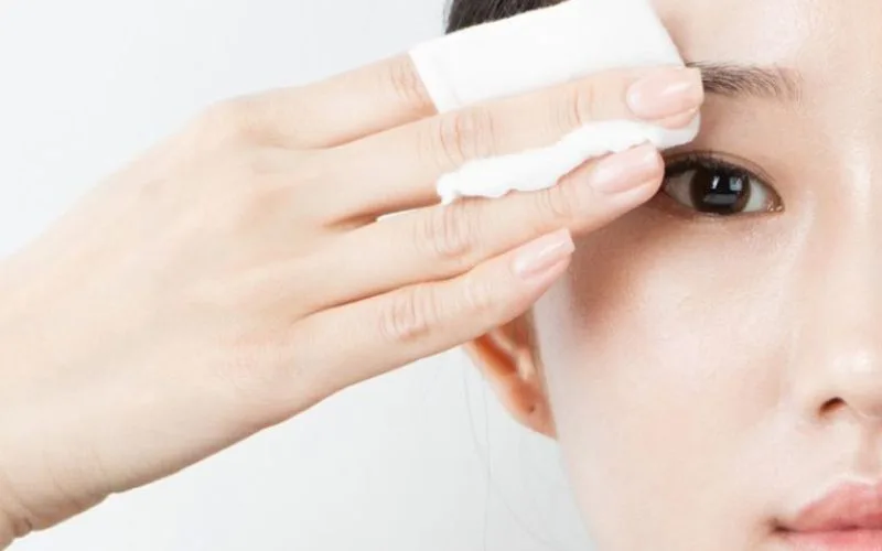 Sáng ngủ dậy bị sưng một bên mắt có sao không? nên kiêng ăn thực phẩm nào?