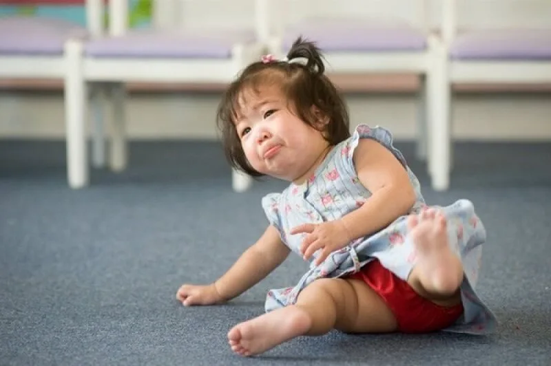 Trẻ bị ngã đập đầu cần theo dõi bao lâu? Bố mẹ cần làm gì?