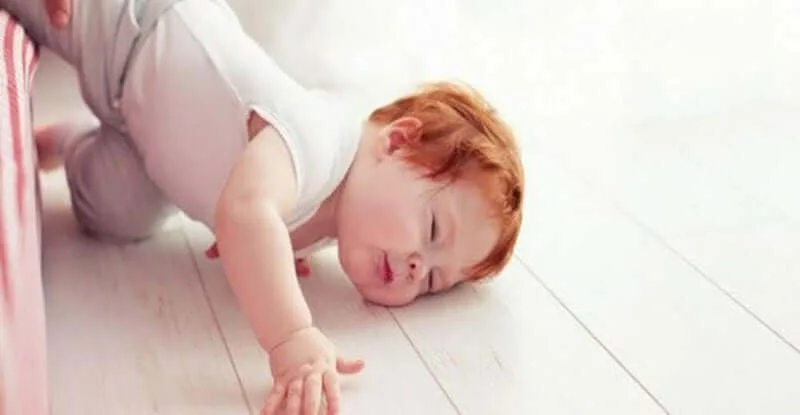 Trẻ bị ngã đập đầu cần theo dõi bao lâu? Bố mẹ cần làm gì?