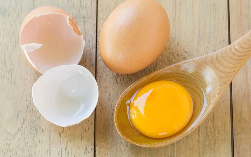 Đau mắt đỏ có ăn được trứng gà không? kiêng ăn uống gì cho mau khỏi?