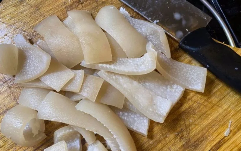 Mỡ máu cao có ăn được bì lợn không? những ai không nên ăn? có tác hại gì?