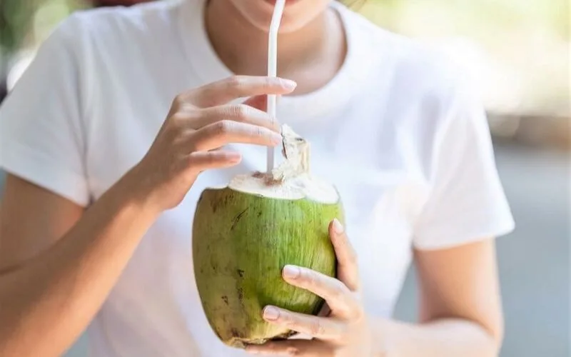 Xăm môi uống nước dừa có lên màu không? bao lâu thì được uống?