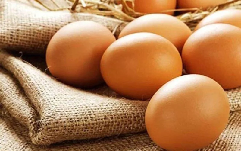 Đau mắt đỏ có ăn được trứng gà không? kiêng ăn uống gì cho mau khỏi?