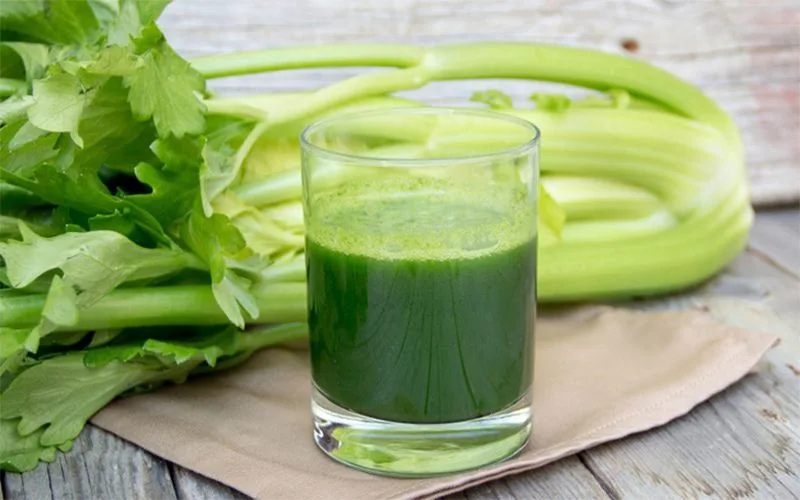 Có nên uống nước cần tây mỗi ngày? Tác hại của cần tây với nam giới ít ai biết