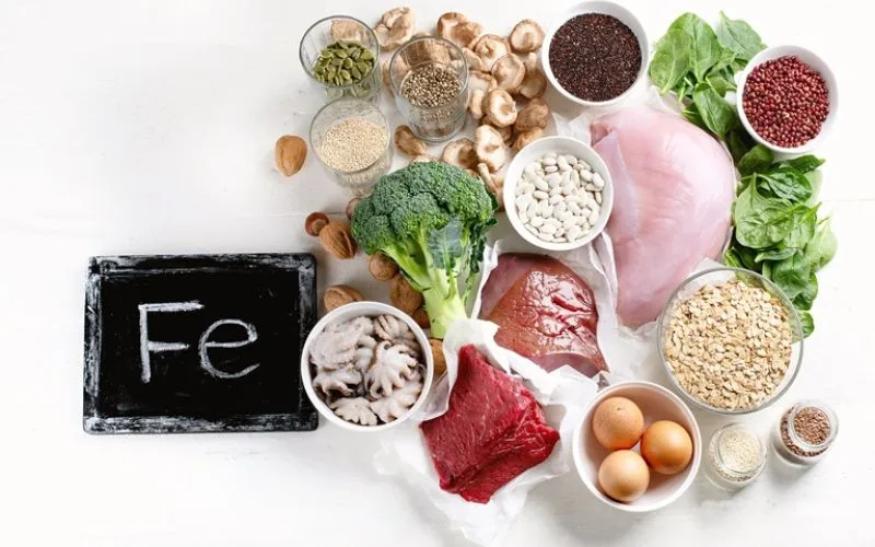 Thiếu máu hồng cầu nhỏ nên uống thuốc gì? nên ăn gì bổ sung?