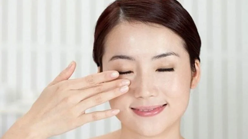 cach-massage-mat-het-sung-khi-khoc-cuc-nhanh-hieu-qua-3