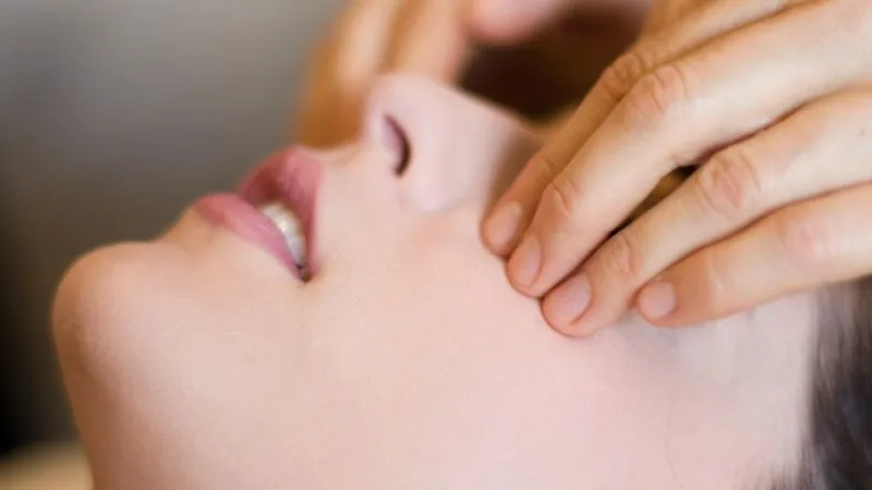 cach-massage-mat-het-sung-khi-khoc-cuc-nhanh-hieu-qua-4