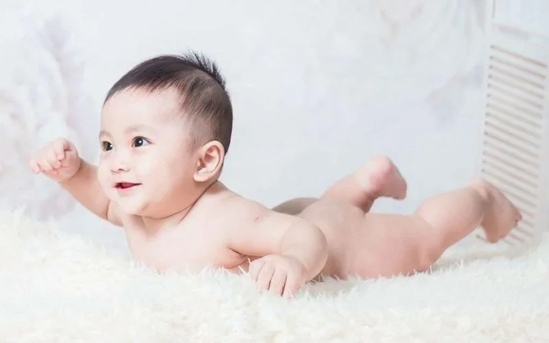 Bé mấy tháng biết lật? Bé biết lật sớm có tốt không?
