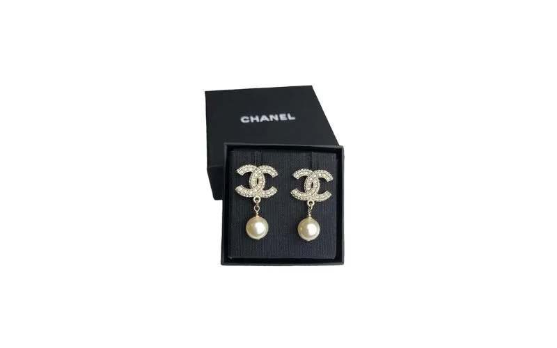 Khuyên tai Chanel của nước nào? có những dòng nào? giá bao nhiêu?